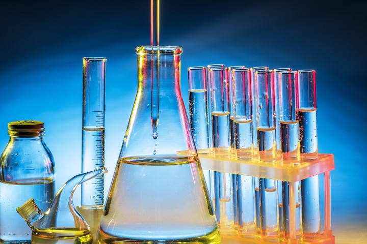 Reagenzgläser und Pipette tropft in Glas.