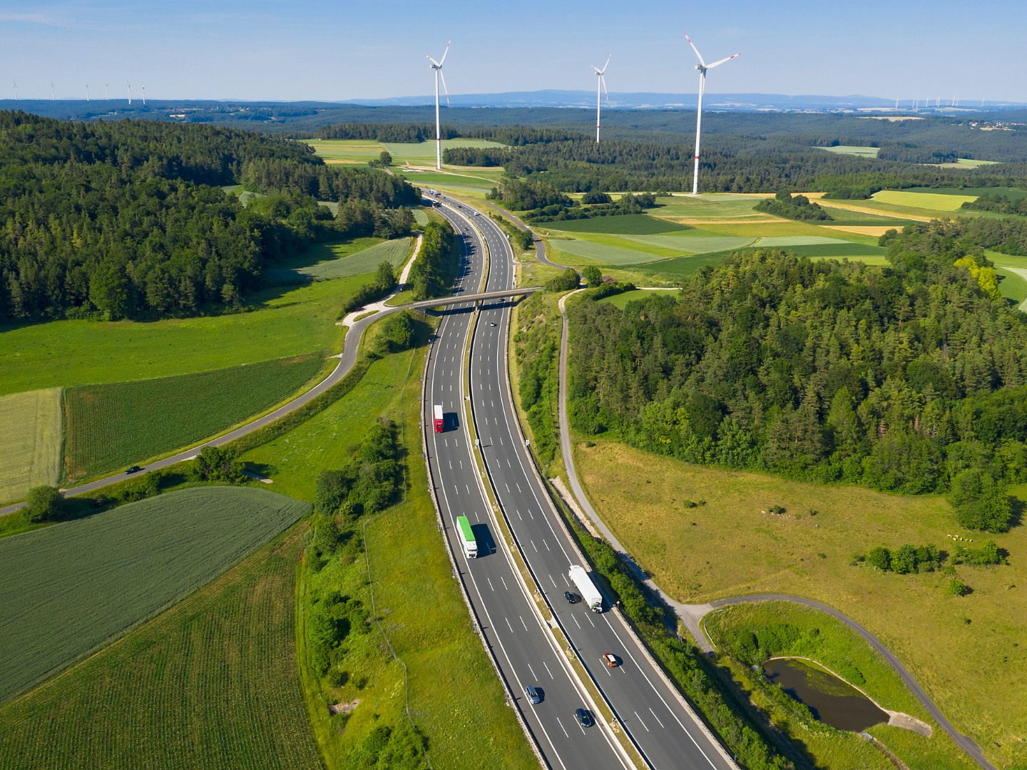 Lkw auf Autobahnen und Windkraftanlagen, Luftbild