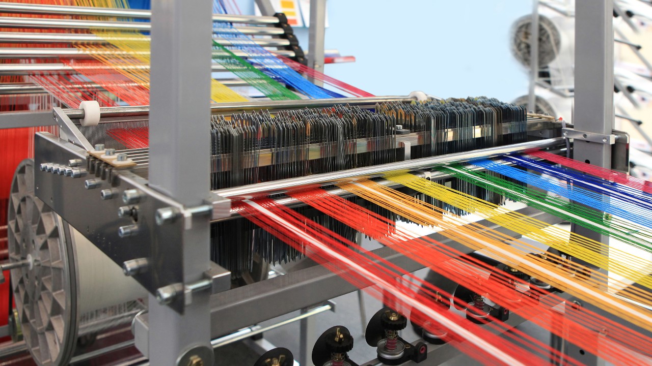 Buntes Garn in der Textil-Maschine