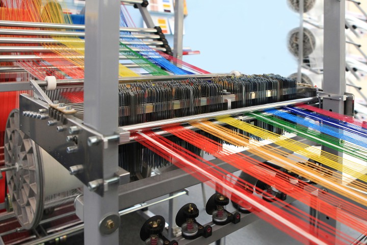 Buntes Garn in der Textil-Maschine