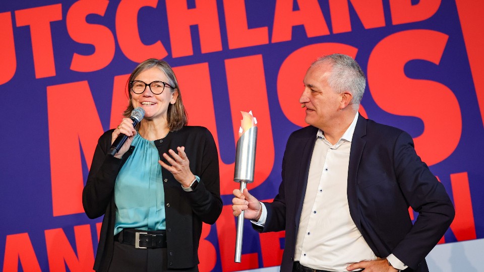 Christiane Benner und Jürgen Kerner nehmen die „Flamme der Solidarität“ kommt in Berlin entgegen.