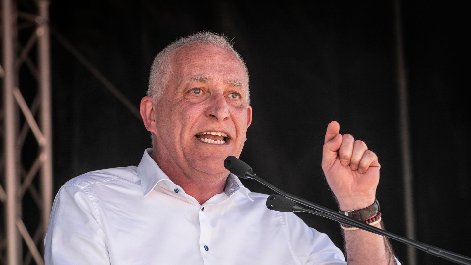 „Erst unsere Jobs, dann eure Profite“ – unter diesem Motto rufen Gewerkschaften 2026 zum 1. Mai auf. In Karlsruhe spricht unter anderem J&uuml;rgen Kerner vor hunderten Demonstranten.