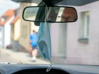 Der Rückspiegel ist keine Masken-Garderobe