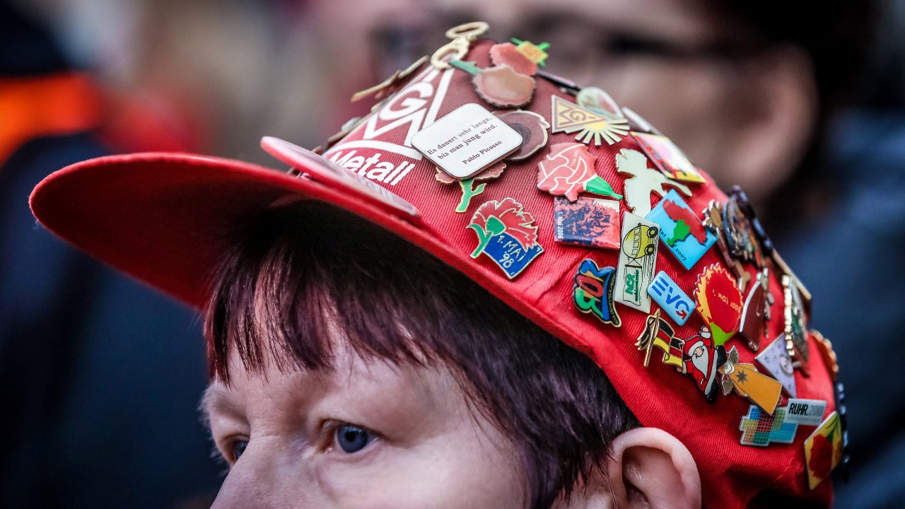 Frau mit IG-Metall-Kappe