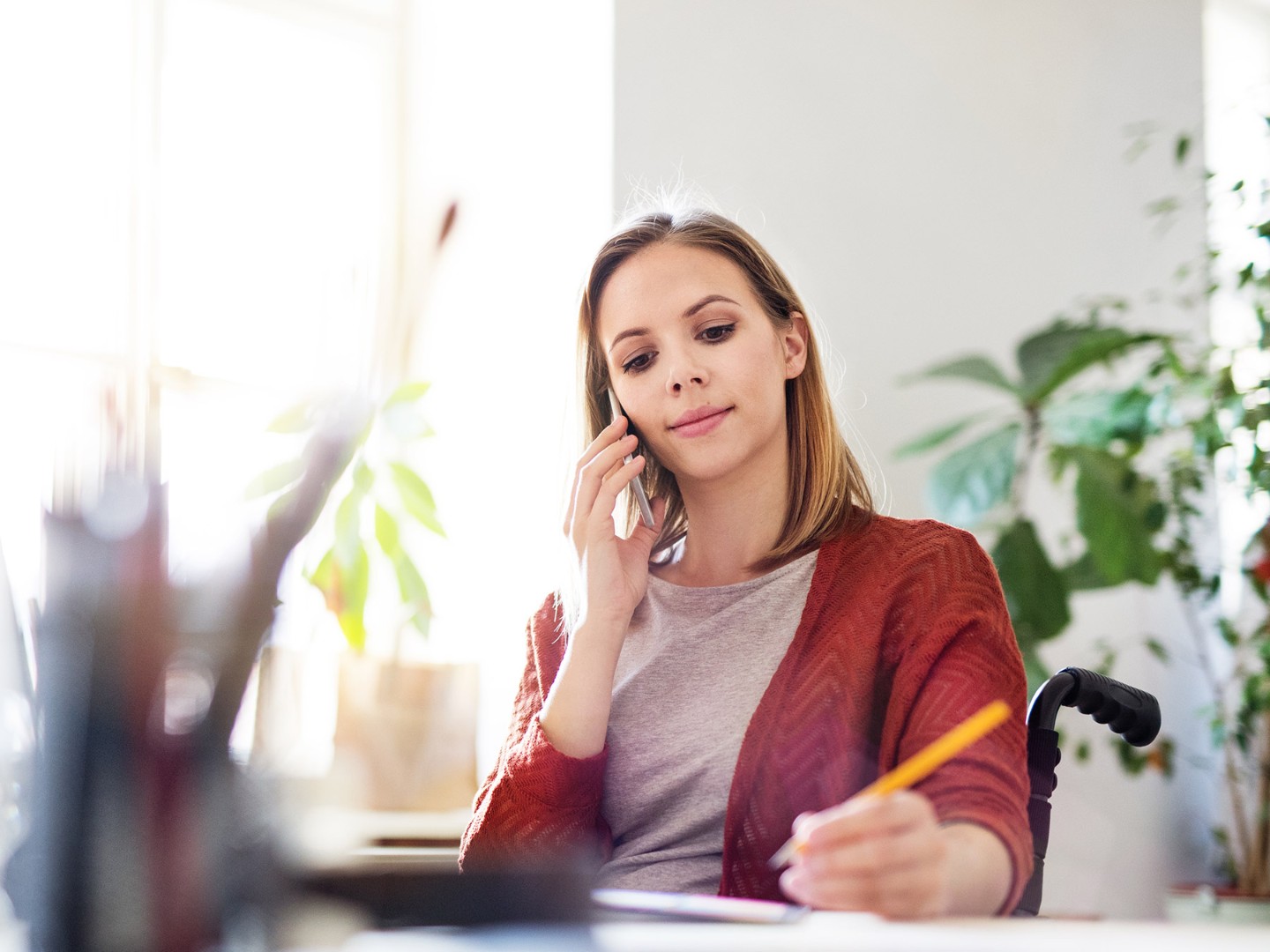 Frau im Rollstuhl am Arbeitsplatz
