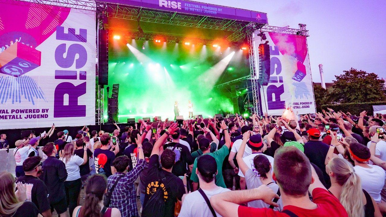 Das Publikum feiert vor der Bühne beim R!SE Festival 2023