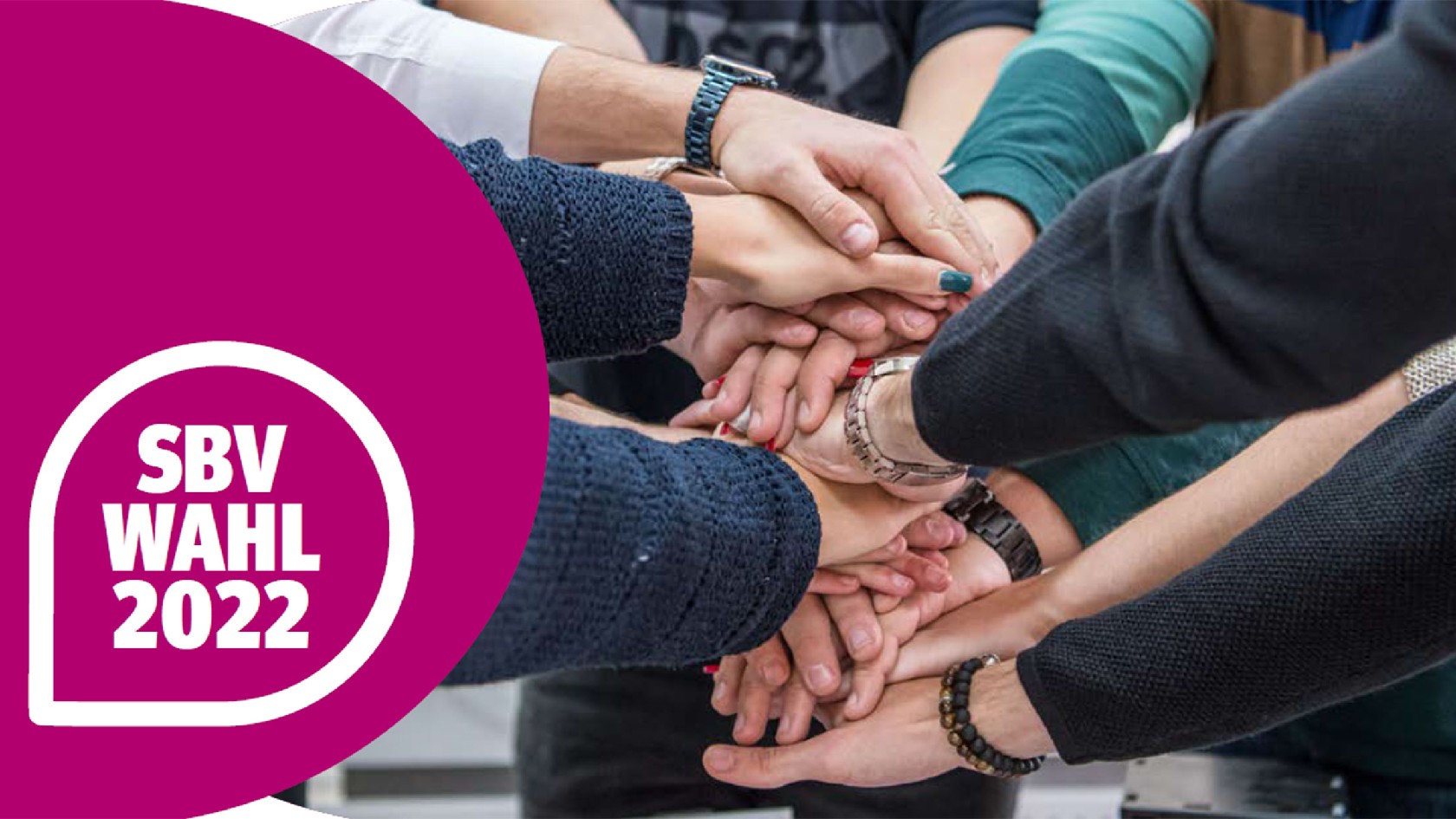 Viele Hände kommen zusammen und bilden einen Turm