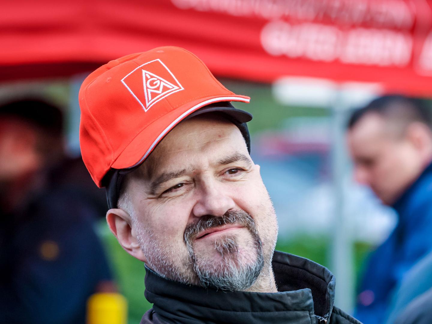 IG Metall, Mann, Rot, Arbeitnehmer, Streik ,Kappe, Ballon, Luftballon, Warnstreik
