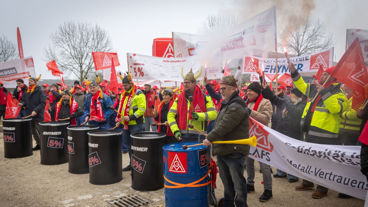 Protest der IG Metall in Laupheim zur Tarifverhandlung in der Holz- und Kunststoffindustrie.