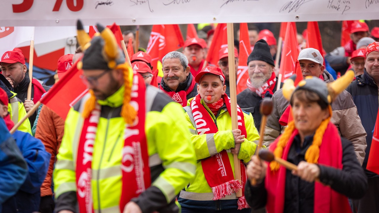 Protest der IG Metall in Laupheim zur Tarifverhandlung in der Holz- und Kunststoffindustrie.